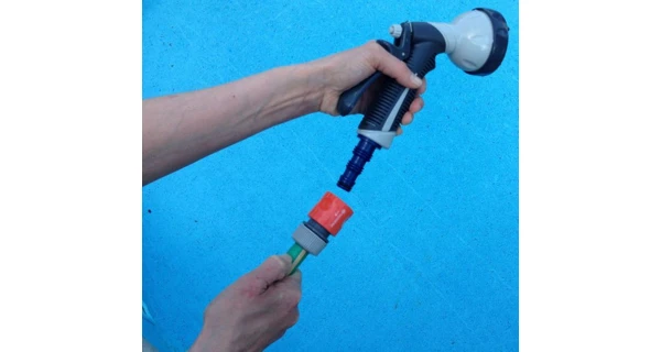 Nejprve pomocí rychlospojky propojme se zahradní hadicí